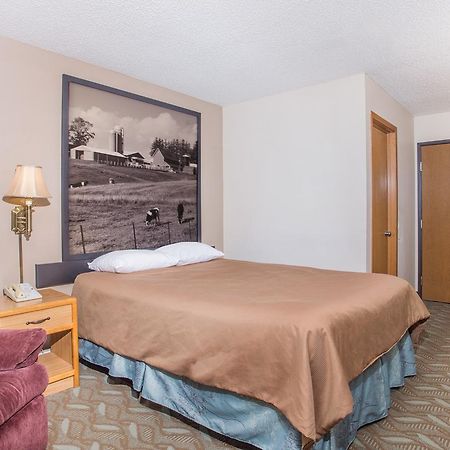 Отель Super 8 By Wyndham Monroe Wi Экстерьер фото