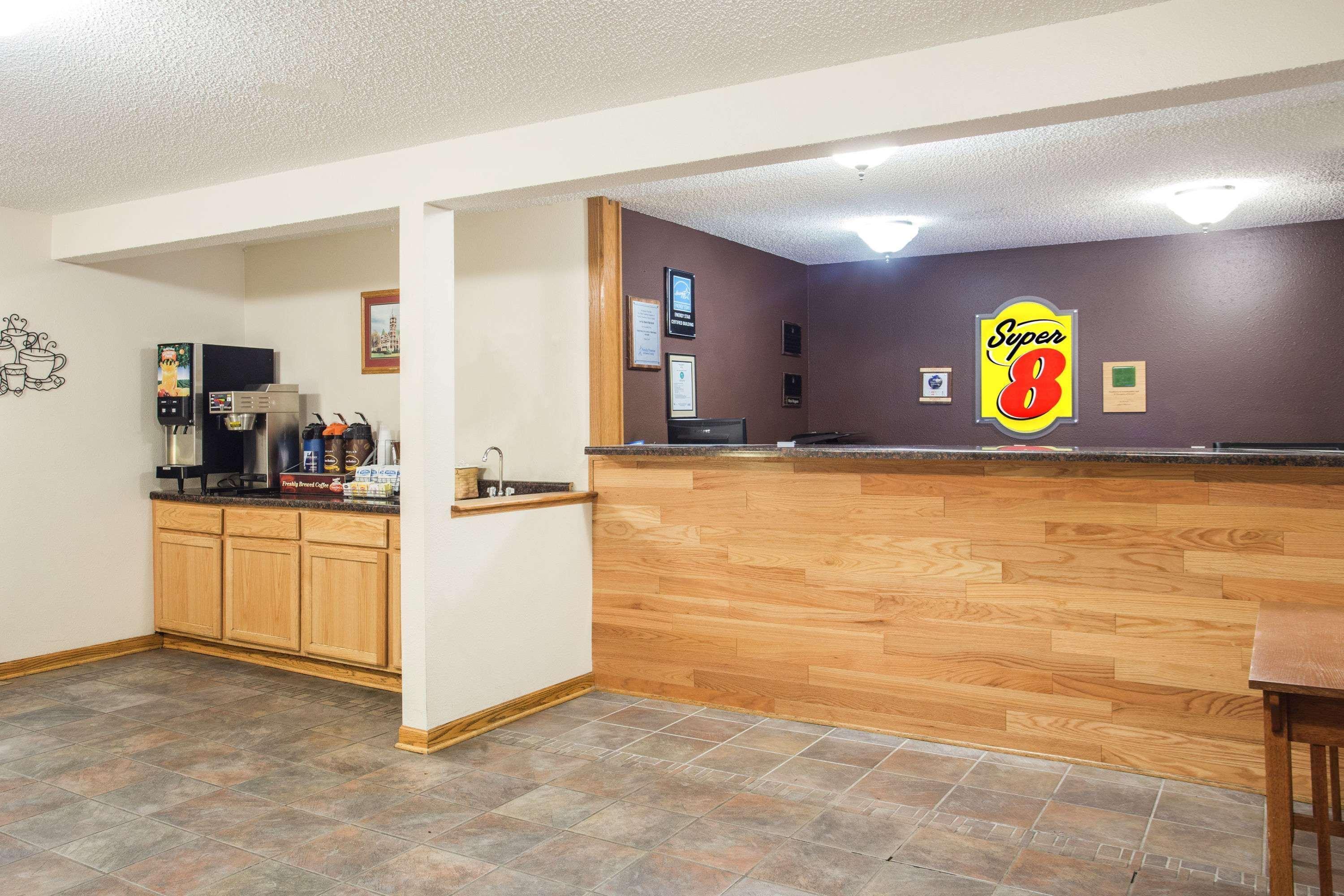 Отель Super 8 By Wyndham Monroe Wi Экстерьер фото